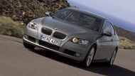 BMW 3 Kupé (320i, rok 2008, 75t km, cena: 379 990 Kč) - Tohoto modelu je v českých bazarech dostatek. Můžete si vybírat bary i motory. Čtyřválec je jistota, pro fajnšmekry se najde šestiválcová verze.