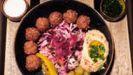 Bistro Falafelo si společně se svou o rok mladší manželkou Martinou otevřel před dvěma lety. K blízkovýchodnímu street foodu přitom poprvé přičichl v Londýně, kam kdysi vyrazil jako čerstvý dvacátník, aniž by měl s prací v gastronomii jakékoli zkušenosti.