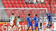 Olomoucký obránce Martin Komárek (4) se v páté minutě utkání takto trefil hlavou do brány Pražanů.