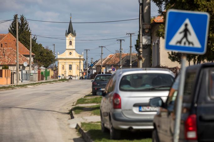 Úľany nad Žitavou a její dominanta, žlutý kostel.