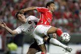 Simao Sabrosa z Benfiky (v červeném) se snaží utéct Michaelu Carrickovi z Manchesteru United.
