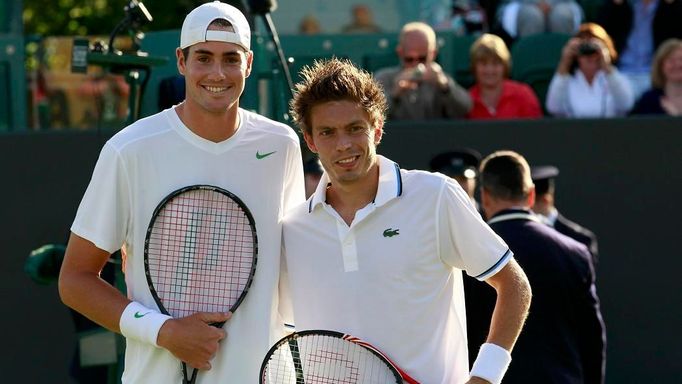 John Isner (vlevo) a Nicolas Mahut