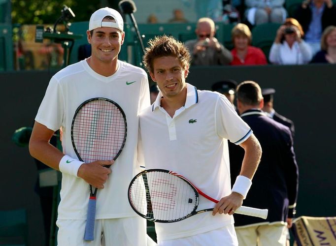 John Isner (vlevo) a Nicolas Mahut