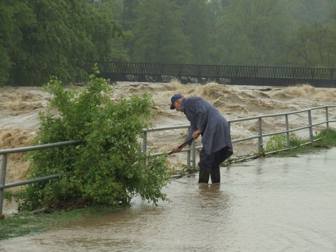 Povodňový stav na Rožnovské Bečvě ve Valašském Meziříčí - dnes kolem 9 hodin.