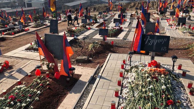 Reportér Aktuálně.cz na cestě po Arménii: Bagr rozšiřuje hřbitov, padlých jsou tisíce