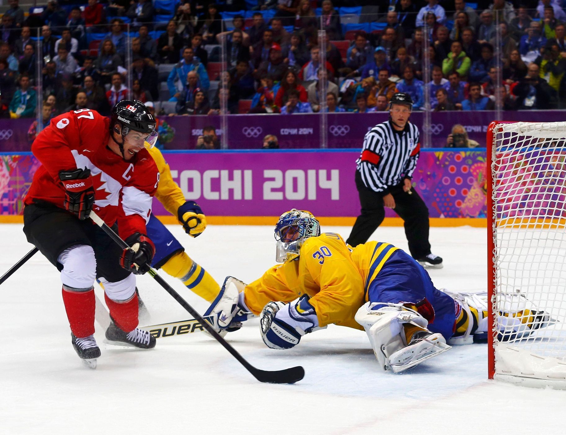 Kanada-Švédsko, finále: Sidney Crosby dává  Henriku Lundqvistovi gól na 2:0