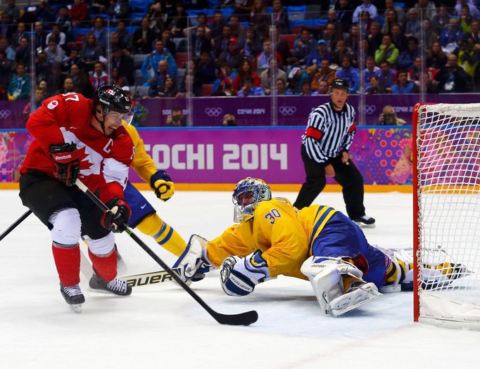 Kanada-Švédsko, finále: Sidney Crosby dává  Henriku Lundqvistovi gól na 2:0