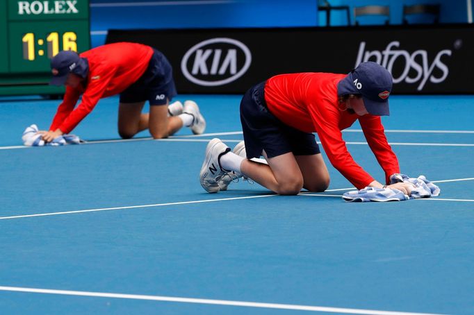 Čištění kurtu na Australian Open 2019