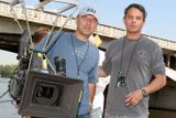 "Chtěl bych natočit akční drama, žánr, který tady dlouho nebyl," říká Filip Renč (vpravo) o svém novém filmu. Spolu s ním kameraman Petr Hojda.