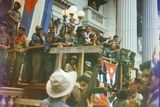 Fidel Castro v Santa Claře při projevu z provizorního balkonu, ověšeného kubánskými vlajkami. Prezident Batista opustil ostrov na Nový rok - 1. ledna 1959.