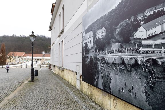 Skupinový portrét obyvatel Náměště nad Oslavou, vyvěšený na jednom z tamních domů.