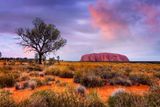 Uluru nebo taky Ayers Rock se nachází ve středu australského kontinentu v národním parku Uluru-Kata Tjuta v polopoušti nedaleko města Alice Springs.