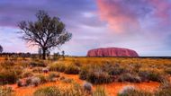 Uluru nebo taky Ayers Rock se nachází ve středu australského kontinentu v národním parku Uluru-Kata Tjuta v polopoušti nedaleko města Alice Springs.