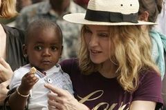 Madonna uspěla, soud v Malawi souhlasí s další adopcí