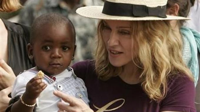 Madonna se svým prvním dítětem adoptovaným z Malawi - synem Davidem Bandou