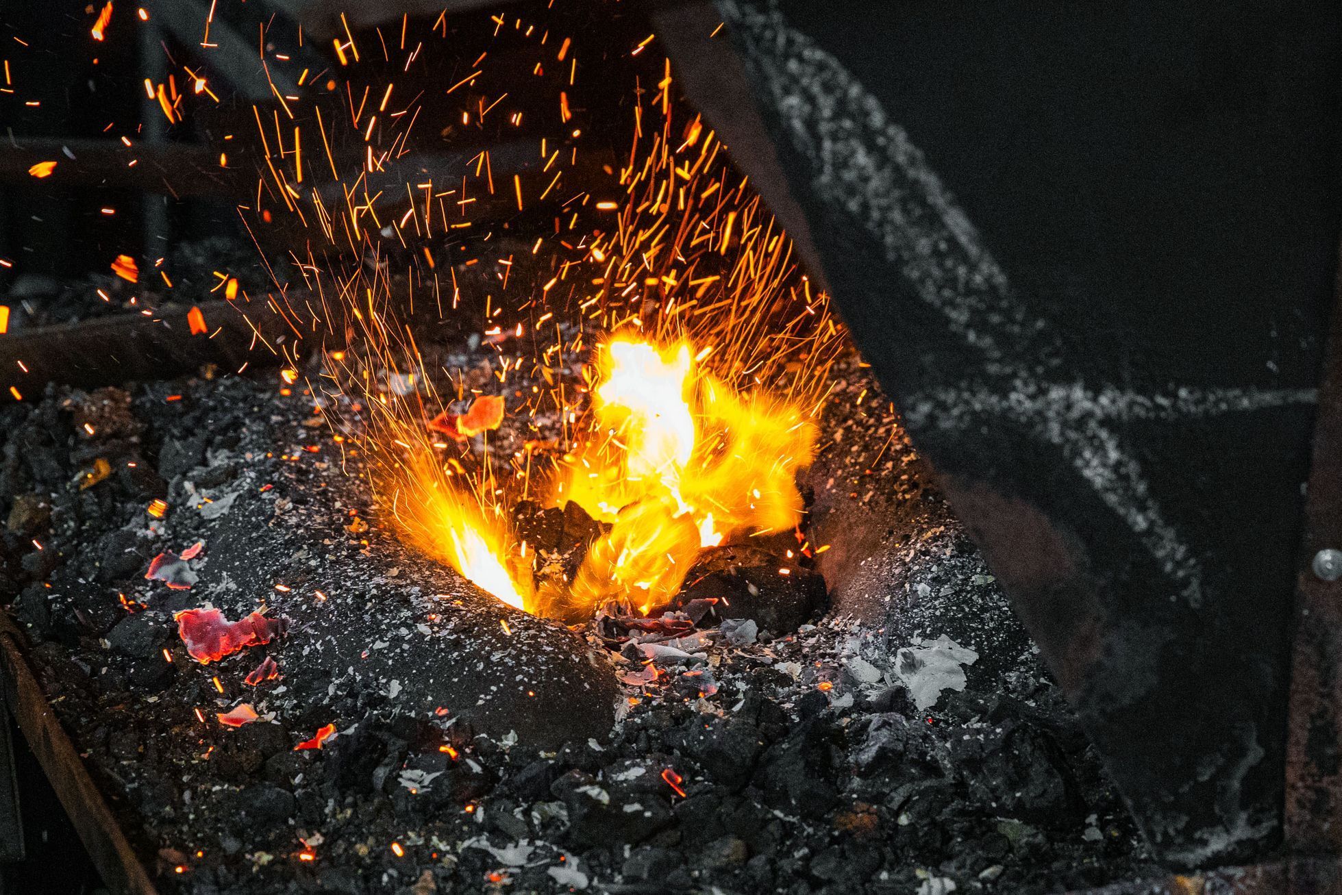 Kovář, platnéř Petr Brožek, výroba plátové zbroje a helmy
