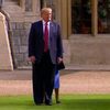 Donald Trump překvapil královnu Alžbětu během kontroly čestné stráže. Zastavil ji svými zády