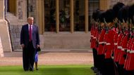 Donald Trump překvapil královnu Alžbětu během kontroly čestné stráže. Zastavil ji svými zády.