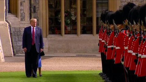 Donald Trump překvapil královnu Alžbětu II. během kontroly čestné stráže. Zastavil ji svými zády