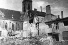 Kralupský kostel Nanebevzetí Panny Marie a svatého Václava přežil bombardování bez vážnějších škod. Nedaleko stojící knihovna takové štěstí neměla.