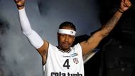 Iverson svou evropskou kariéru odstartoval v pondělí 8. listopadu, po tréninku se představil natěšeným fanouškům.