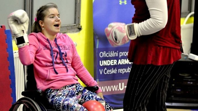 Ve čtvrtek večer se v pražském klubu SK Boxing Praha uskutečnil charitativní boxerský trénink pro nemocnou Zuzanku.