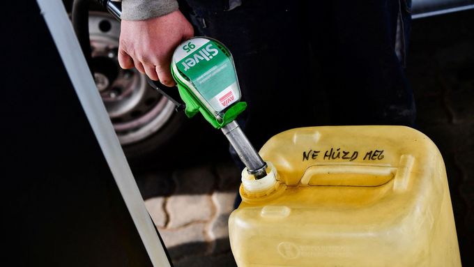 Řidič na čerpací stanici v maďarském městě Martonvásár tankuje palivo do kanystru.