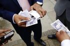 Živě: Britové před referendem ve velkém nakupují dolary a eura, bojí se poklesu libry