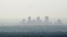 The downtown skyline of Denver, Colorado is obscured by smoke from the many wildfires burning in the state June 24, 2012. Firefighters in Western U.S. states struggled to contain out-of-control wind-stoked wildfires across the U.S. west as summer temperatures mounted, and a fresh blaze consumed more homes in Colorado. REUTERS/Rick Wilking (UNITED STATES - Tags: DISASTER ENVIRONMENT) Published: Čer. 24, 2012, 6:14 odp.