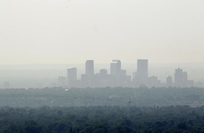 The downtown skyline of Denver, Colorado is obscured by smoke from the many wildfires burning in the state June 24, 2012. Firefighters in Western U.S. states struggled to contain out-of-control wind-stoked wildfires across the U.S. west as summer temperatures mounted, and a fresh blaze consumed more homes in Colorado. REUTERS/Rick Wilking (UNITED STATES - Tags: DISASTER ENVIRONMENT) Published: Čer. 24, 2012, 6:14 odp.