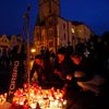 Lidé na pražském staroměstském náměstí zapálili svíčky za mrtvé hokejisty