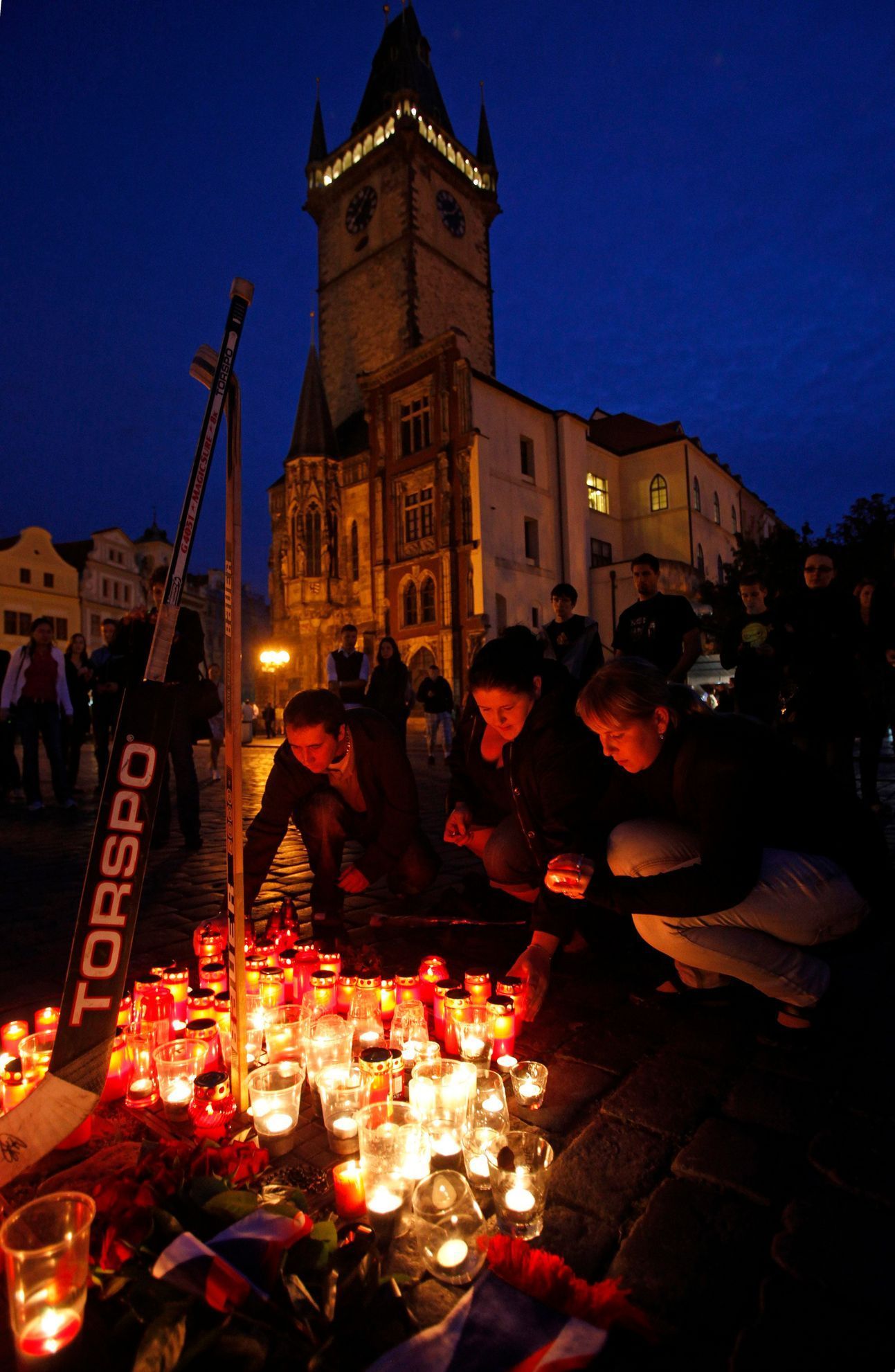 Lidé na pražském staroměstském náměstí zapálili svíčky za mrtvé hokejisty