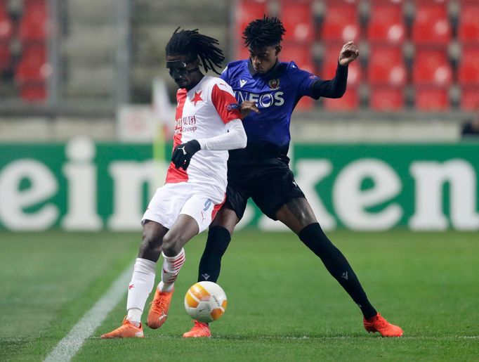 Peter Olayinka a Jordan Lotomba v zápase Evropské ligy Slavia - Nice