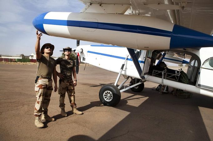 French soldiers check an aircraft, which is used to send minor equipment to frontline troops, at Bamako airport January 26, 2013. French special forces in Mali with air support on Saturday seized the airport and a key bridge over the Niger River at the Islamist rebel-held stronghold of Gao as France accelerated its ground offensive against al Qaeda-allied fighters. REUTERS/Malin Palm (MALI - Tags: POLITICS CIVIL UNREST MILITARY TRANSPORT) Published: Led. 26, 2013, 2:26 odp.