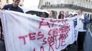 French Apple employees and unemployed former retailers demonstrate in front of an Apple store during the launching of the Iphone 5 in Paris September 21, 2012. Some 20 former staffers of independent Apple distributors which closed after struggling to compete with Apple's own stores gathered in front of its flagship Paris store to protest the technology giant's policies. The slogan reads "Apple, your unemployed are in the street". REUTERS/Jacky Naegelen (FRANCE - Tags: BUSINESS TELECOMS EMPLOYMENT) Published: Zář. 21, 2012, 9:21 dop.