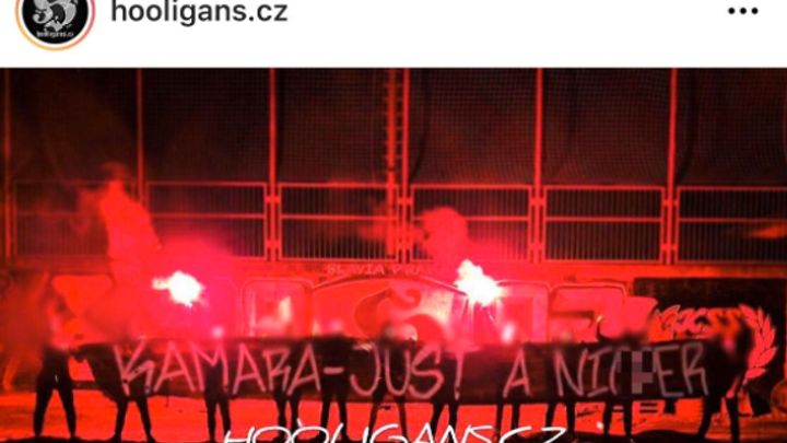 Policie hledá lidi, kteří zveřejnili rasistický transparent o Kamarovi; Zdroj foto: Twitter