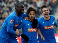 Carlos Eduardo Marques (uprostřed) slaví gól se spoluhráči z Hoffenheimu - vedle Demba Ba a Vedad Ibiševič