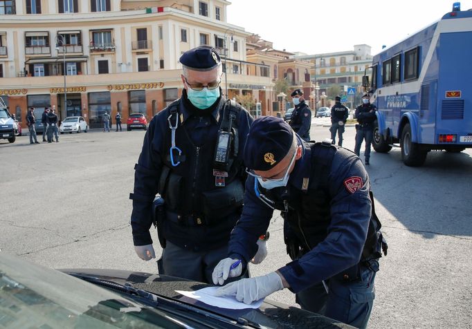 Italští policisté kontrolují doklady řidičů v Ostii nedaleko Říma.