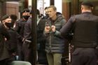Navalnyj míří z Moskvy do trestanecké kolonie. Odpyká si tam svůj dvouletý trest