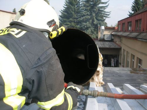 Pád komínu v areálu bydžovské nemocnice