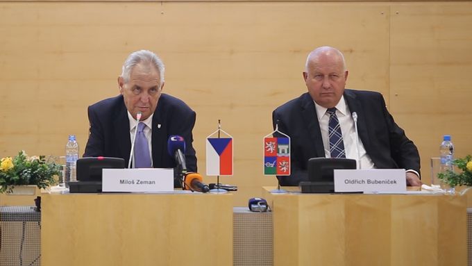 Prezident Miloš Zeman potvrdil při návštěvě Ústeckého kraje, že jednal s premiérem Andrejem Babišem o případném rozdělení společnosti ČEZ.