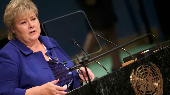 Premiérka Erna Solbergová (na snímku řeční v OSN) byla v norském parlamentu přistižena, jak loví pokémony.