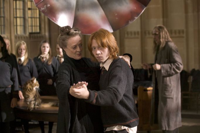 Maggie Smith a Rupert Grint ve čtvrtém dílu Harryho Pottera z roku 2005.