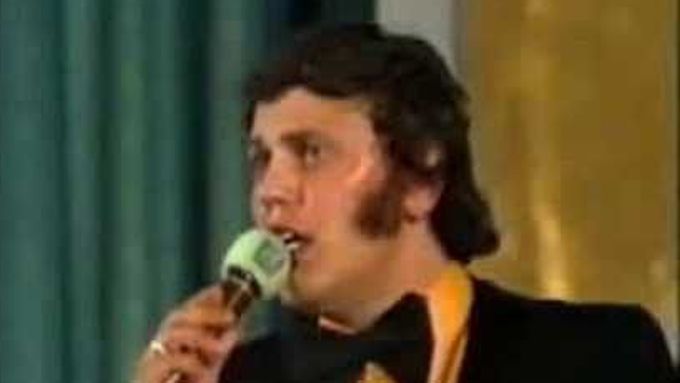 Část písně Zem pamätá, jak ji Karol Duchoň zpíval roku 1974 na Bratislavské lyře.
