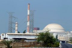 Írán začal zavážet palivo do jaderného reaktoru