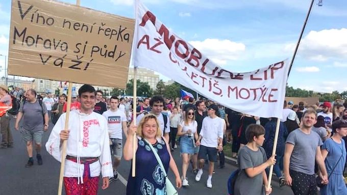 Lidé z regionů tvořily důležitou součást demonstrace na Letné, tento mladík v kroji přijel z Terezína na Hodonínsku