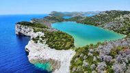 Jezero Mir se řadí mezi jezera slaná. Je dokonce slanější než samotné moře a navíc je díky mělkému dnu i teplejší než mořská voda.