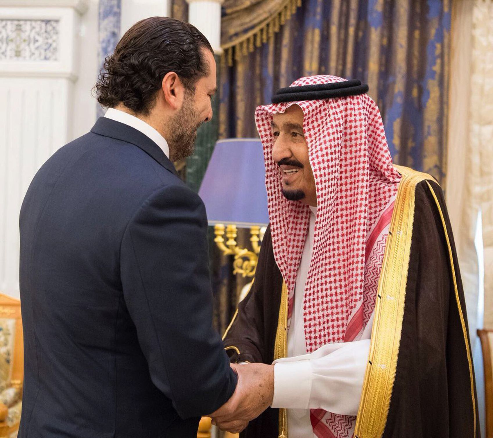 Saúdskoarabský král Salmán (vpravo) se 6. listopadu setkal s libanonským premiérem Saadem Harírím.