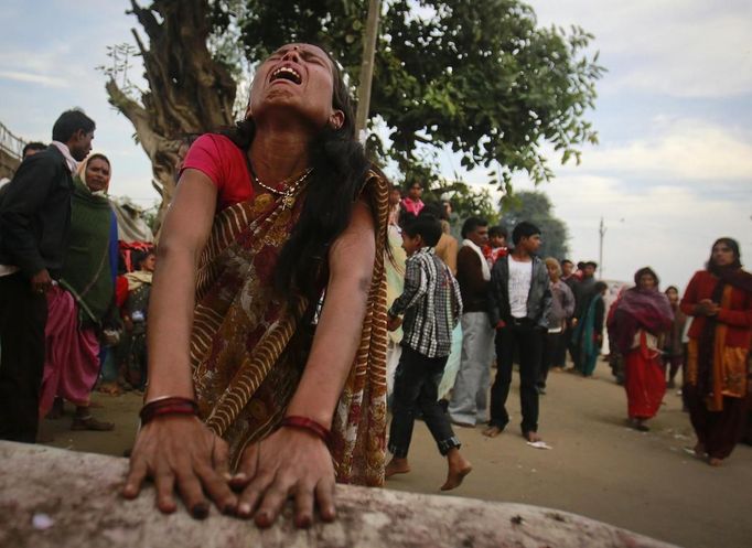 A devotee who is believed to be possessed by evil spirits cries in a state of trance at Guru Deoji Maharaj temple during a ghost fair at Malajpur village in Betul district in the central Indian state of Madhya Pradesh January 27, 2013. People from across India come to this fair to be exorcised of �evil spirits�. They are usually brought by relatives and they are most often women. The exorcism involves running around the temple courtyard to make the 'ghost' weak then being beaten by a priest with a broom. Picture taken January 27, 2013. REUTERS/Danish Siddiqui (INDIA - Tags: SOCIETY RELIGION TPX IMAGES OF THE DAY) ATTENTION EDITORS: PICTURE 1 OF 24 FOR PACKAGE 'INDIAN GHOSTBUSTERS' SEARCH 'INDIA GHOST' FOR ALL IMAGES Published: Úno. 5, 2013, 5:09 dop.