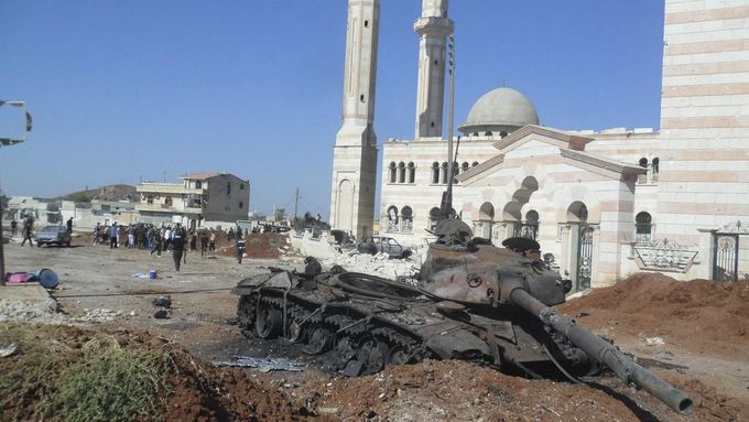 Povstalci ovládají rozsáhlé oblasti Sýrie, armáda má ale k dispozici tanky, děla a letectvo. Na snímku zničené město v provincii Aleppo.